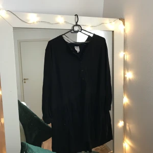 Söt klänning från monki - Köpt denna second hand men aldrig använt så därav säljer jag den i hopp om att någon Anna ska få användning för den. Fin klänning/tunika från monki i storlek xs/s. Knappar på den. 