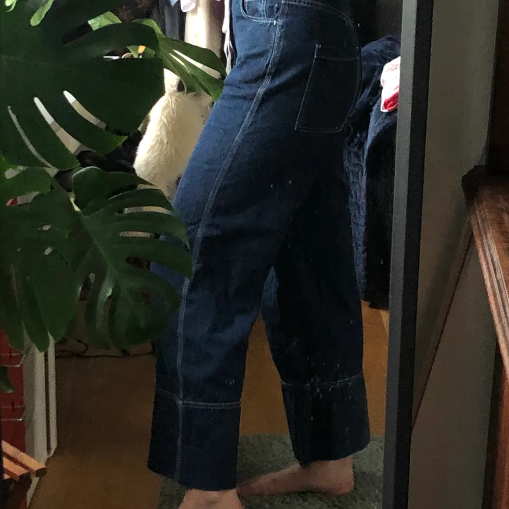 Ett par jättefina blåa jeans med vita sömmar från weekday. De är knappt använda då jag tyckte de var lite korta för mig (175cm) så de är i superfint skick!. Jeans & Byxor.