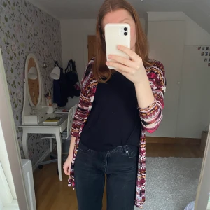 Stickad kofta - Tunt stickad kofta i lite längre modell. Jag är 174 cm lång. 💘FRAKT INGÅR💘