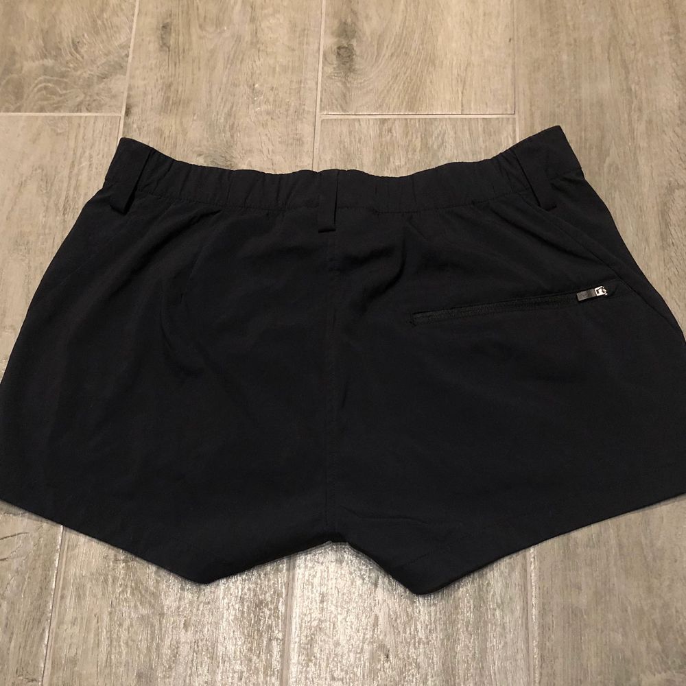 Nästan aldrig använda svarta snygga Peak Performance shorts. Med två fickor där fram och en ficka med dragkedja på baksidan. Köparen står för frakten och de betalas med Swish. Skriv privat för frågor eller fler bilder!💜✨. Shorts.