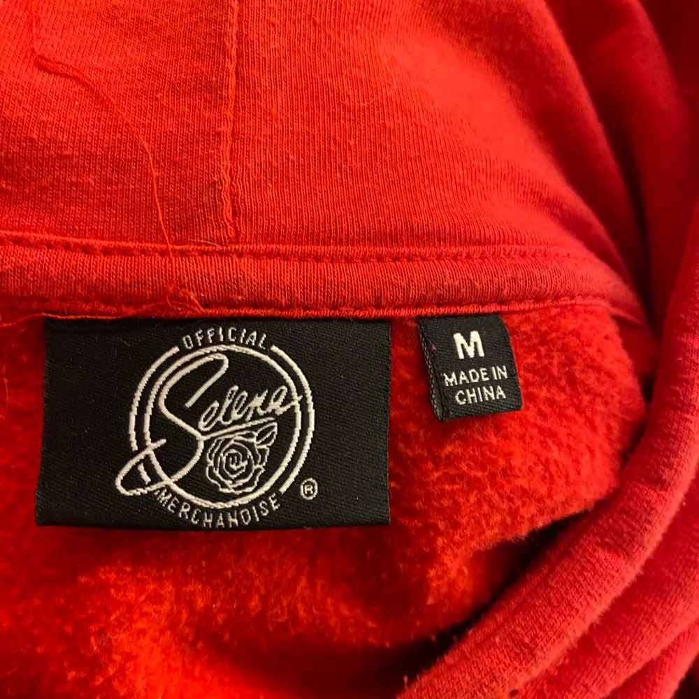 Skitsnygg röd hoodie! Oklart vart den är ifrån men storlek M. Använd ett fåtal gånger men den är i väldigt bra skick. 💕. Hoodies.