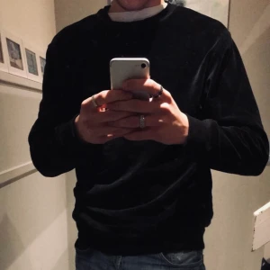 Weekday velour sweatshirt - Sweatshirt i velour från weekday (använd 1 gång)