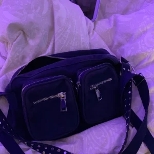 Noella väska - Mörklå väska från noella, använd några månader endast!😇💕💕💕