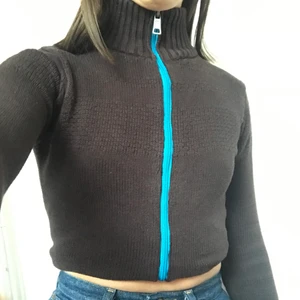 Tjocktröja - Ursnygg kofta. Fyndad second hand. Så snygg men kommer tyvärr inte till användning. Kom privat vid frågor. Köpare står för frakt. Uppvikt på första bilden!