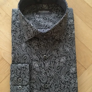 Skjorta / oöppnad och prislapp kvar  -  Large (41/42), prislapp och post kvar, orginalpris 599kr