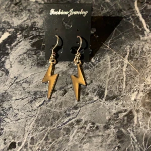 Silver blixt öronhängen - Säljer dessa Blixt öronhängen för 56 Kr med fri frakt🥰