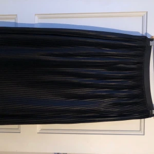 Svart kjol - Svart kjol i ”läder” imitation. Föer bilder kan självklart skickas vid intresse!