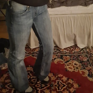 Lee jeans xs/s - Lee jeans i bra skick som jag köpt på humana men inte kommer till användning. De e bra skick, lågmidjade och väldigt långa även för mig som är 169✌🏼 tycker dem e ass snygga men inte min stil💖 blir budgivning om fler e intresserade