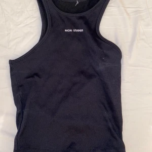 En topp ifrån Gina tricot. - En svart topp, sitter riktigt bra, väldigt bekväm. 