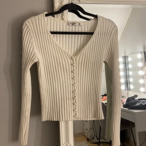 Tröja från Nakd - Fin tröja från Nakd i bra skick, nypris 399 kr. Storlek M men sitter mer som en S. Möts upp i Göteborg, annars tillkommer frakt på 44 kr :)