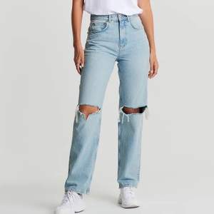 Intressekoll på dessa super snygga populära jeans! Helt slutsålda på hemsidan, lägg bud. Inte mycket använda! 