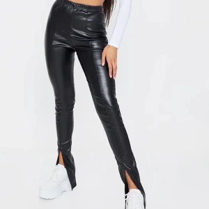 läderbyxor - 🦋Säljer dessa skit fina fake läder byxor från PLT med ”snakeprint” helt oanvändna med pris lapp kvar! De har snygg slit nedtill och passar dig som har storlek S/38 🦋 (Säljer pga råkade beställa 2 st...) 