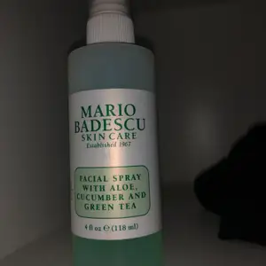 Mario Badescu Facial Spray med aloe vera, gurka och green tea. Bild två visar hur mycket som finns kvar. Frakt: 42kr (samfraktar vid köp av flera saker)