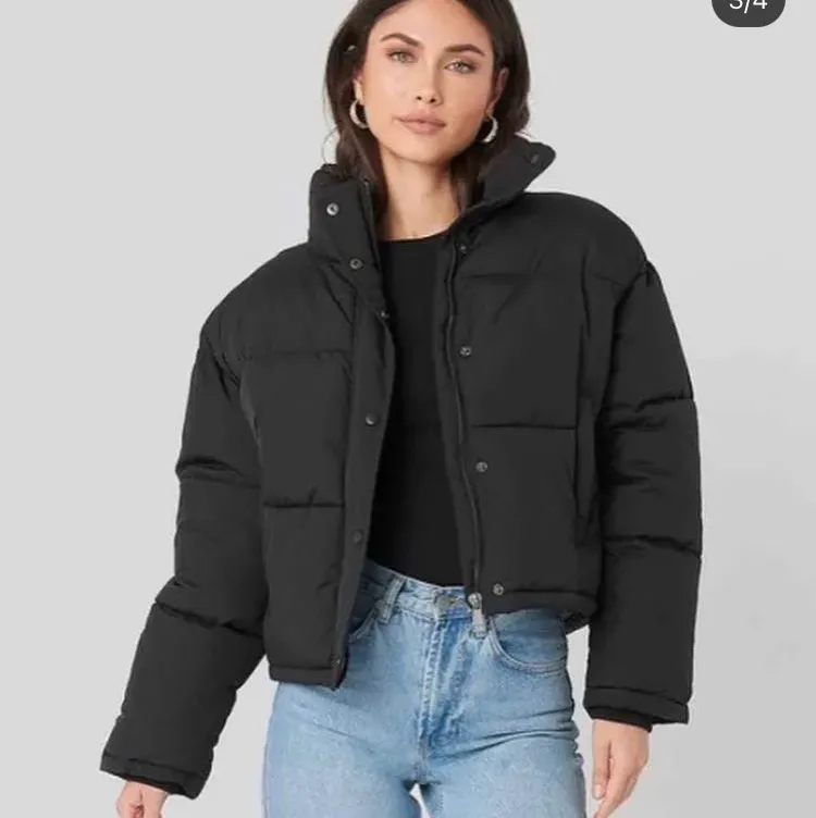 Svart puffer jacka i lite kortare modell från NA-KD. Frakten är inräknad i priset. . Jackor.