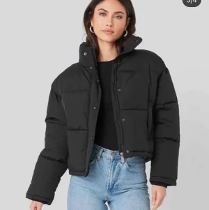 Svart puffer jacka - Svart puffer jacka i lite kortare modell från NA-KD. Frakten är inräknad i priset. 