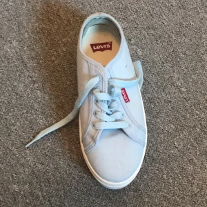 Levi’s skor - Ljusblåa skor från Levi’s. Storlek 37. Aldrig använda då de varit för stora för mig. Just nu finns det ett ilägg i hälen men dom har inte hjälpt mig något (dom ska gå att ta bort om man vill) 