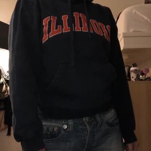 Hoodie - Jättefin vintage hoodie, mörkblå med luva. 