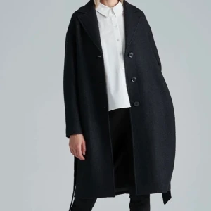 Svart kappa - Säljer min fina kappa i storlek S från Visual Clothing Project. Köptes förra året och användes som höst/vinterjacka. Fortfarande i gott skick! 