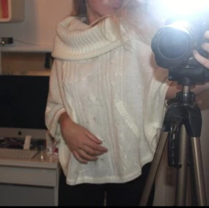  - Snygg oanvänd poncho från HM. 