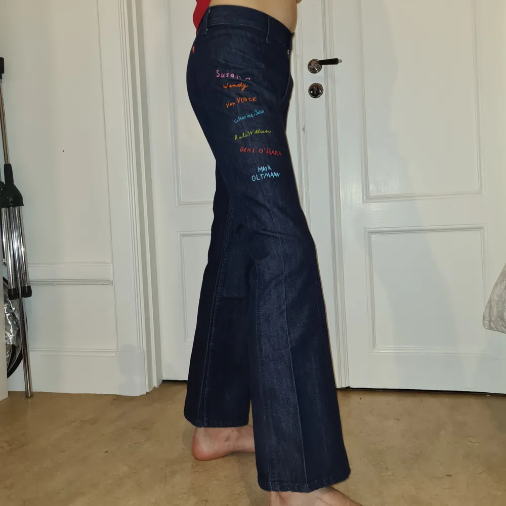 Levi's jeans med häftig text med prislapp kvar, helt oanvända förutom till bilden. Fråga de som du behöver fråga. Jeans & Byxor.