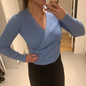 Festlig blus - Glittrig ljusblå blus som jag köpte från NAKD. Använd en gång