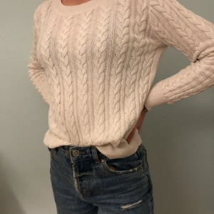 Stickad tröja - Vit tröja som kombineras med en väst eller annat. Skönt material