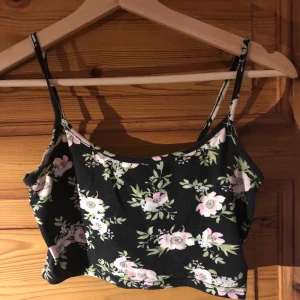 Linne från H&M - Linne från H&M, använt men i bra skick. Cirkapris så buda gärna!