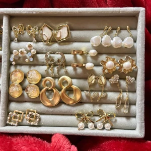 Massa äkta fina Earrings  - Säljer massa( äkta )sterling silver 925 örhängen.     helt nya❗️ och absolut oanvända  (i affären så säljer dom sterling silver 100kr 🆙 ni kan gå checka) ❤️ frakt 11 kr 📦  (om ni ärligt vill ha skriv DM! Oseriös köpare blockeras 🙄🥺❌ ) just nu 10%på allt