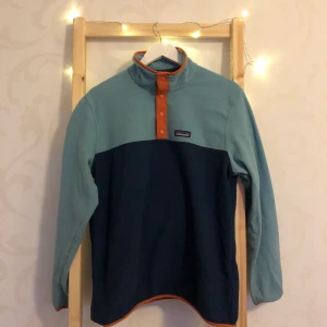 Patagonia Lightweight Snap-T - Snygg Patagonia Lightweight Snap-T, Storlek Medium. Turkos/Mörk Blå/Aprikos färgad! Fleecetröja!            Nästintill oanvänd!                           Nypris 900 kr