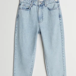 Gina tricot mom jeans - Säljer Gina tricots mom jeans i strl 40. Använda ett fåtal gånger men ser ut som nya. Säljer pga att dem inte är min storlek. Priset på byxorna kan diskuteras. Om ni har frågor eller vill ha fler bilder så får ni gärna skriva till mig ☺️ (köparen står för frakten)