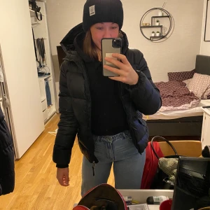 Gant dunjacka - Jag säljer denna svarta dunjacka ifrån gant pga att jag köpt ny jacka. Supervarm och funkar perfekt för vintern. Använd 1.5 vinter av mig men har nu bara hängt i garderoben. Storlek S och sitter som en S. 
