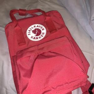 Liten rosa fjällräven ryggsäck - Liten rosa fällräven ryggsäck cirka 30cm hög, knappt använd. Ej äkta men ändå bra material