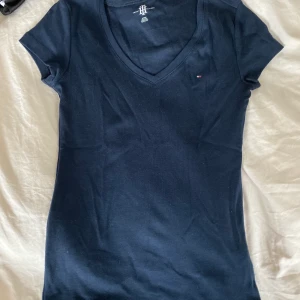 Tommy Hilfiger t Shirt  - Har legat i garderoben ett tag så behövs strykas, annars är den i ny skick. Använd 1-2 gånger