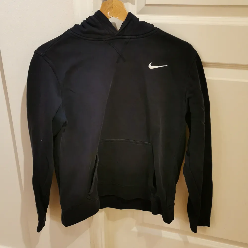 Mörkblå Nike hoodie i strl xl för barn, skulle passa bara till S/M. Tröjor & Koftor.