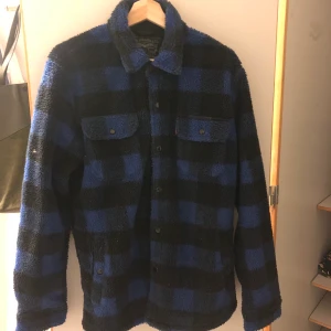 Levis fleecejacka - En blå fleecejacka från Levis. Köpt i usa förra året från Urban outfiters. Aldrig använd så jacka är i bra skick. Originalpris är 900kr. Jack är oversized men är i storlek s-m. 