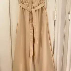 Zara beige loose fit pants with belt. 