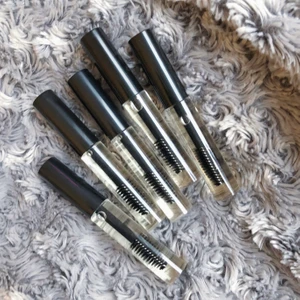 Fransolja - En fransolja som kan stimulera hårväxten och göra dina fransar både längre och fylligare! (Alla resultat är individuella)😍😍 Frakten är gratis🚚Ingredienser är: Castorolja, kokosolja, vitamin e-olja, mandelolja och ricinolja 