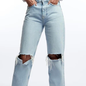 90s tall jeans strl 36 - Säljer dessa populära jeans från Gina Tricot i storlek 36. Helt slutsålda på Ginas hemsida. Dem är använda ett antal gånger men finns inget slitage. Säljer byxorna då jag inte använder dem. Bara att skriva för fler bilder eller om du har frågor 🥰  (köparen står för frakten) (pris kan diskuteras)