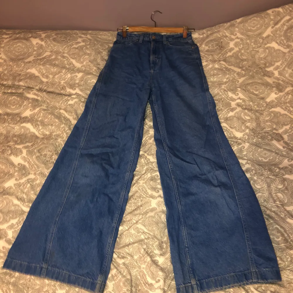 Ljusblåa vida jeans från weekday, i storlek 25/32. Dom sitter bra runt midja och rumpa, går sedan ut över smalben och knän. (Se bild) 71 cm runt midjan och 79 cm vid längden. Bra skick och väldigt fina! Säljer då dom är försmå för mig🌷nästan inte använda.😋 går att mötas eller frakt tillkommer.. Jeans & Byxor.
