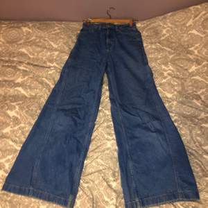Ljusblåa vida jeans från weekday, i storlek 25/32. Dom sitter bra runt midja och rumpa, går sedan ut över smalben och knän. (Se bild) 71 cm runt midjan och 79 cm vid längden. Bra skick och väldigt fina! Säljer då dom är försmå för mig🌷nästan inte använda.😋 går att mötas eller frakt tillkommer.
