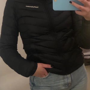 Peak performance jacka  - Svart dunjacka från peak performance. Köptes för 2499 säljer för 500 INKLUSIVE frakten. Jackan har en liten lagning (se bild 3) men är i övrigt som ny.