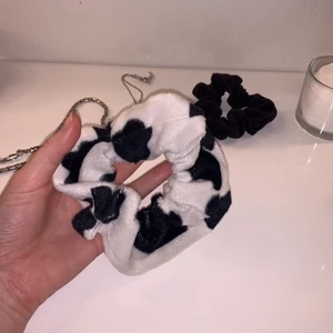 scrunchie - söt scrunchie med komönster! har sytt den själv men den är precis som en vanlig scrunchie. lite större, aldrig använd! frakt ingår i priset🖤🤍🖤