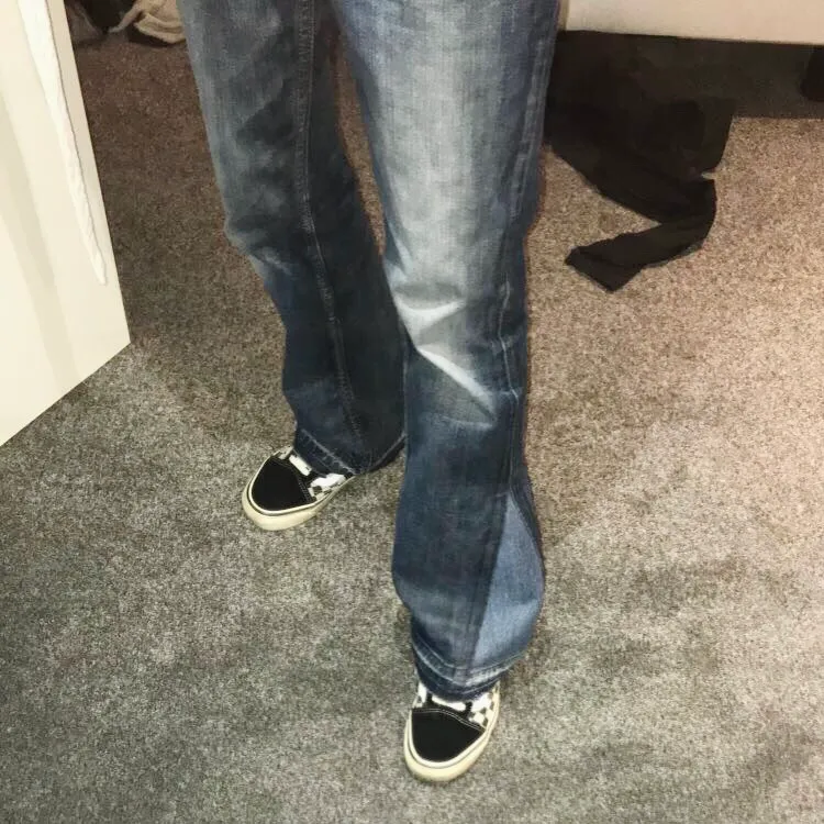 | 700sek | Sjuka Flare custom jeans ifrån Levi’s, size 32/32 (finns även andra jeans i andra storlekar inne som kan fixas på beställning, skriv ett medelande så löser vi något (Acne, Diesel, Levi’s m.m). Jeans & Byxor.