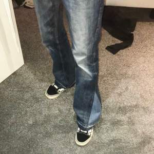 | 700sek | Sjuka Flare custom jeans ifrån Levi’s, size 32/32 (finns även andra jeans i andra storlekar inne som kan fixas på beställning, skriv ett medelande så löser vi något (Acne, Diesel, Levi’s m.m)