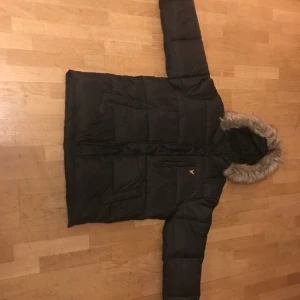 Lyle & Scott Vinterjacka herr - Knappt använd Lyle & Scott Vinterjacka. Svart med pälskrage. Storlek large. Nypris 1500 kr.