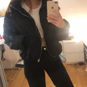 jacka - svart jacka som funkar vid höst och vår, eller vid vinter om man har något varmt under 🥳 går även att justera i botten