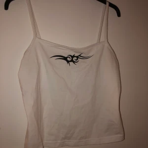 weekday topp - snygg topp från weekday. bra skick knappt använd, köparen står för frakt 💓