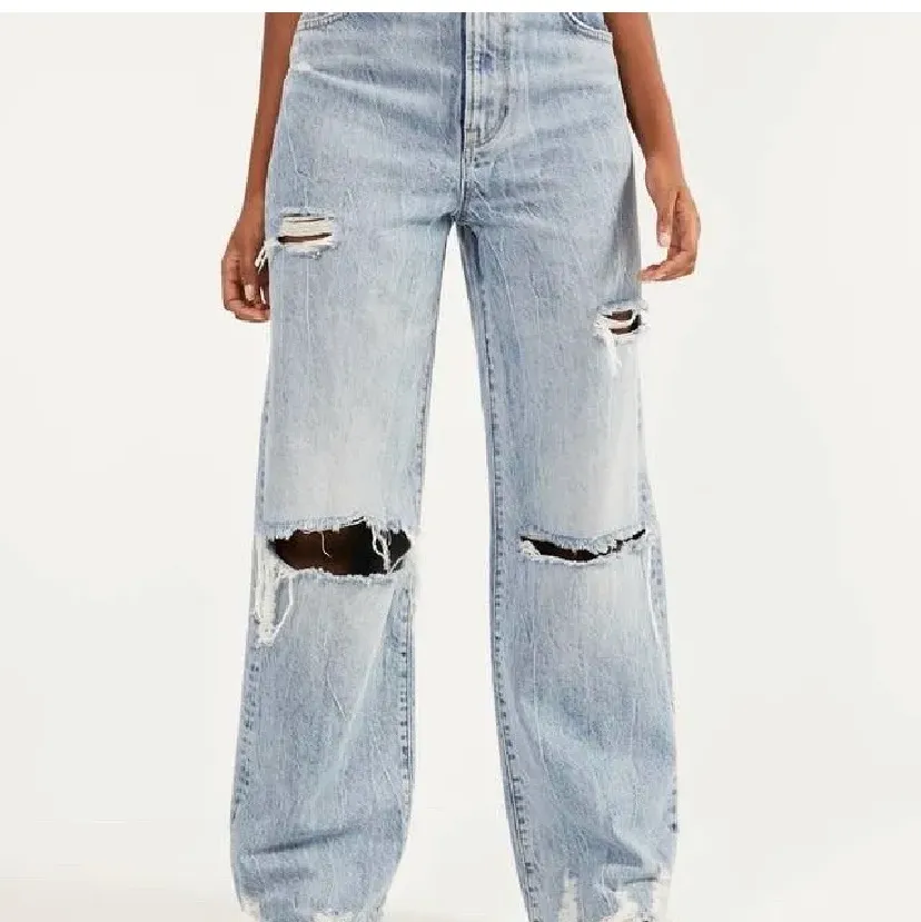 Jag säljer mina oanvända jeans från Bershka i modellen 90s tipped i storlek 40. Jag har vanligtvis strl M/ 38 men 40 passade perfekt. Längden är också perfekt (jag är 175cm). Jeans är även i superfint skick! Säljer de pga de ej kom till användning:( 💕💕💕. Jeans & Byxor.