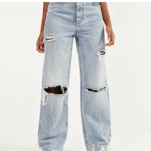 Straight blue jeans - Jag säljer mina oanvända jeans från Bershka i modellen 90s tipped i storlek 40. Jag har vanligtvis strl M/ 38 men 40 passade perfekt. Längden är också perfekt (jag är 175cm). Jeans är även i superfint skick! Säljer de pga de ej kom till användning:( 💕💕💕