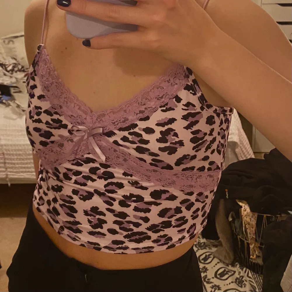 Super fint leopard linne i storlek s💕 det är från mellowpicks och nypris är 250kr men det är helt slutsålt🥵 säljer då det inte riktigt är min stil, HELT OANVÄNT, köpt på Plick så alla bilder är inte mina🥰. Toppar.